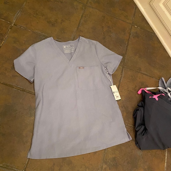 New Figs One-Pocket Scrub Top - Picture 3 of 6